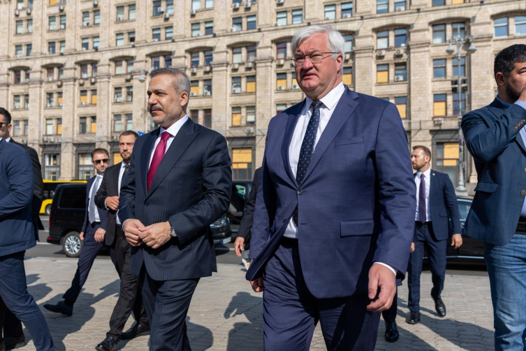 Sirenler susmuyor, diplomasi durmuyor